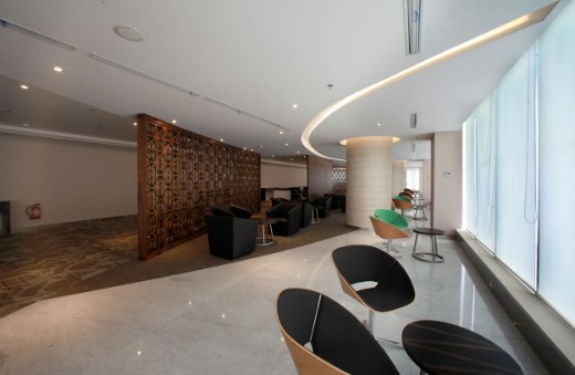 Escritório corporativo moderno com design funcional