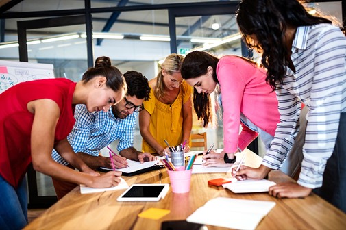 Equipe de trabalho colaborativo em escritório