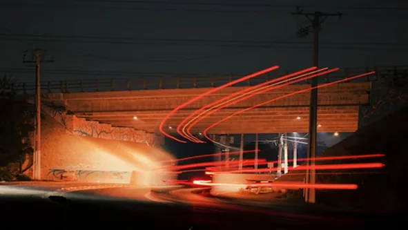 Estrada noturna com luzes - O caminho do planejamento tributário